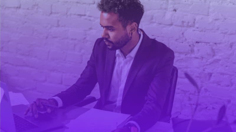Standout SaaS Pitch Deck Examples (& How to Build One)